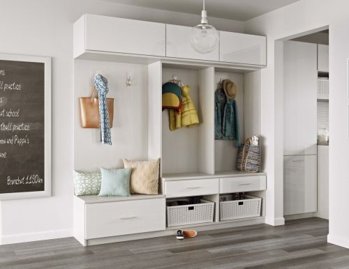 Recibidor en color blanco con accesorios, ropa y cojines - California Closets México