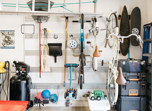 Sistema de Almacenamiento en Garage con accesorios para bicicletas, patinetas, herramientas de jardín y del hogar de California Closets