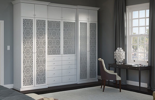 Diseño Personalizado de Clóset de pared en tonos claros diseñado por California Closets México