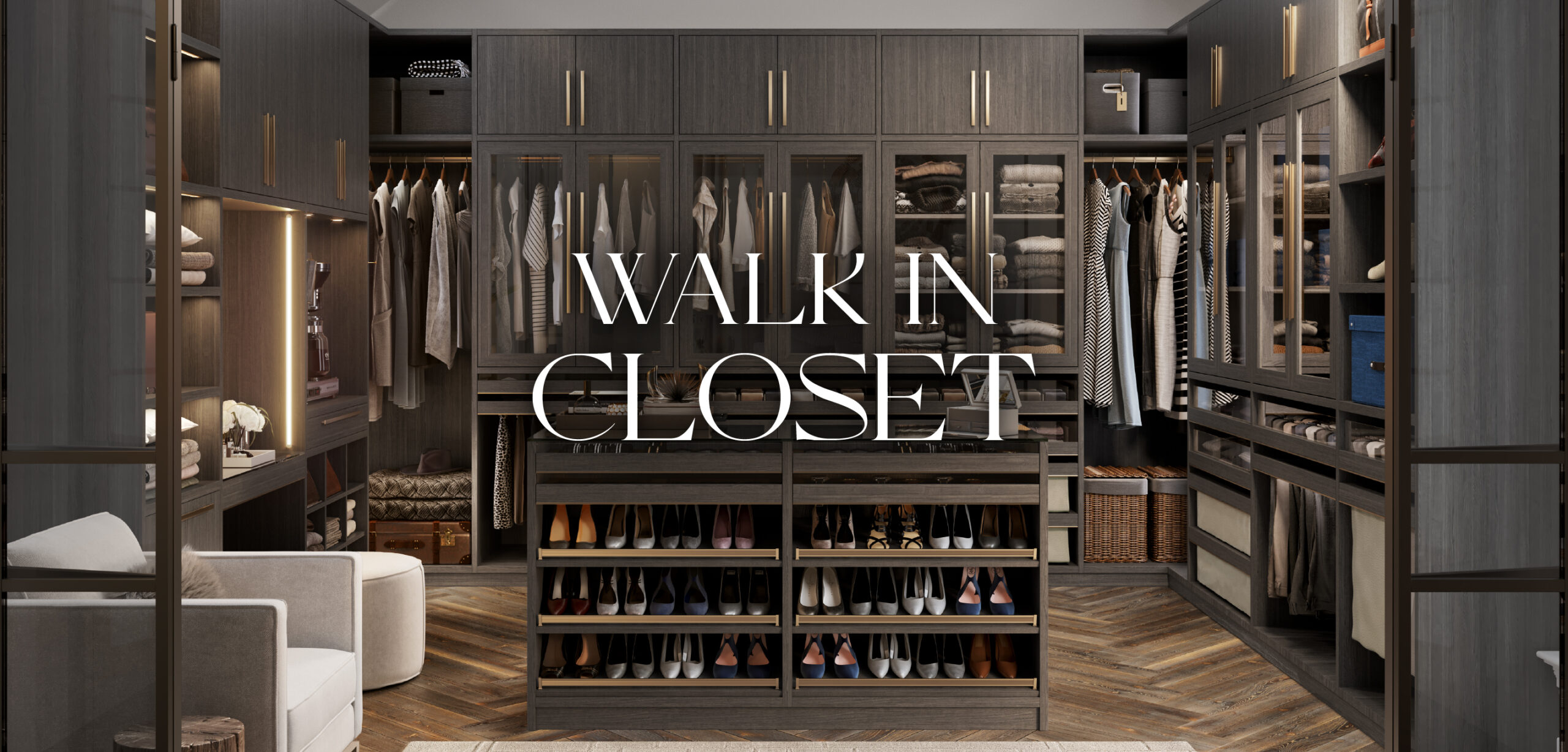 vestidor o armario grande o incluso una habitación pequeña diseñada específicamente para guardar ropa, zapatos y accesorios, con suficiente espacio para que una persona pueda entrar cómodamente.