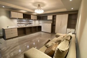 Centro de manualidades en tonos salina con cajones, puertas y accesorios de trabajo diseñado por California Closets