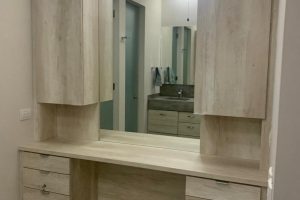 Tocador de hogar en acabado ustica con cajones y puertas diseñado por California Closets