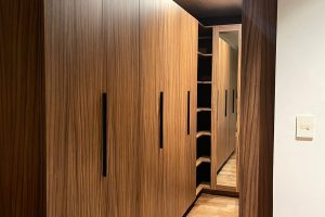 Clóset de pared puertas grandes con acabado corso diseñado por California Closets