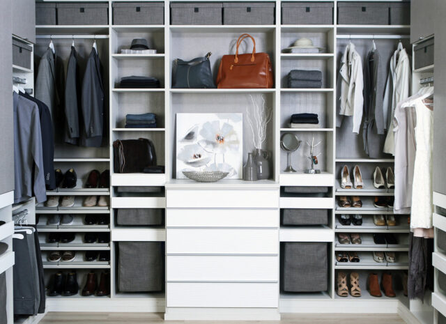 Clóset de pared con zapatos, ropa en el área de colgado, cajones, pantalones y accesorios - California Clósets México