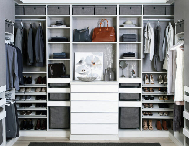 Clóset de pared con zapatos, ropa en el área de colgado, cajones, pantalones y accesorios - California Clósets México